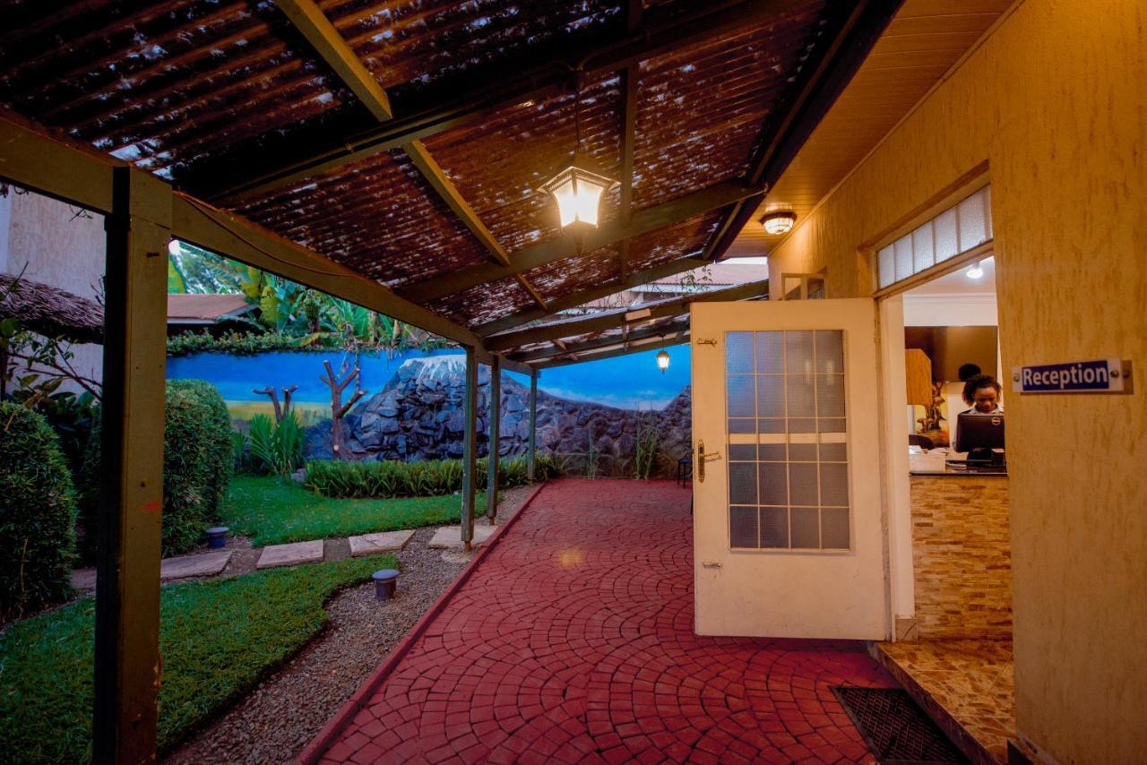 Crest Safari Lodge Bed And Breakfast Arusha Esterno foto