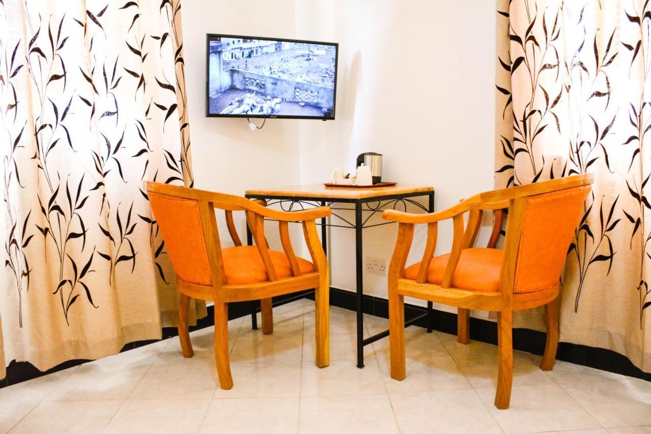 Crest Safari Lodge Bed And Breakfast Arusha Esterno foto