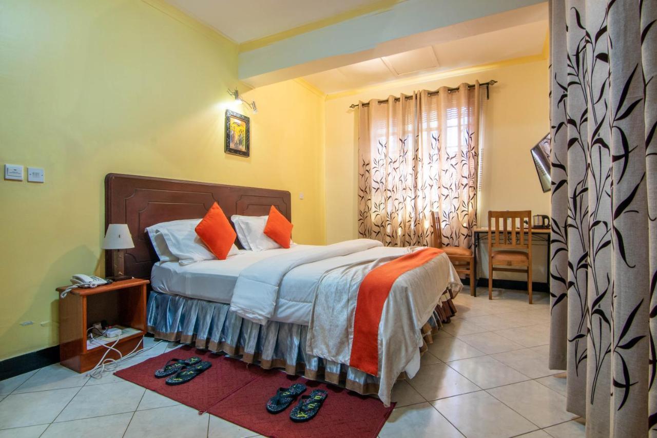Crest Safari Lodge Bed And Breakfast Arusha Esterno foto