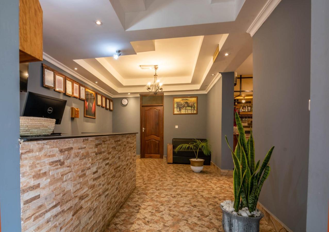 Crest Safari Lodge Bed And Breakfast Arusha Esterno foto