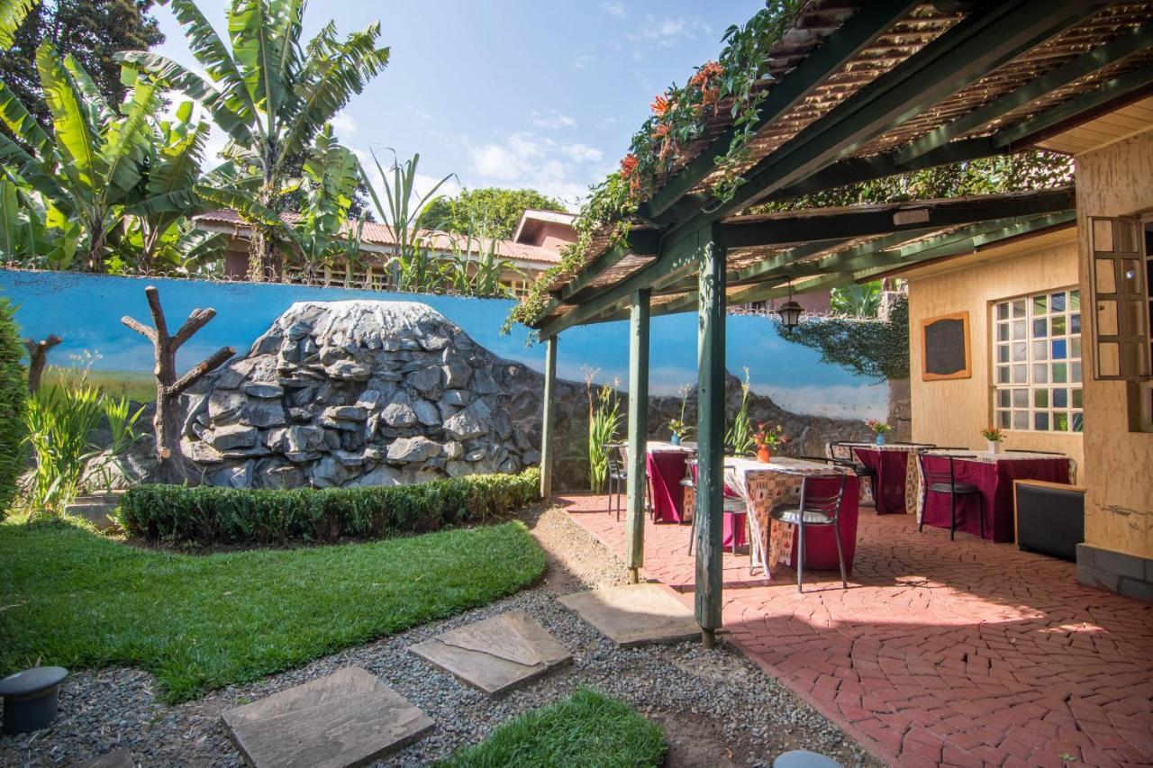 Crest Safari Lodge Bed And Breakfast Arusha Esterno foto