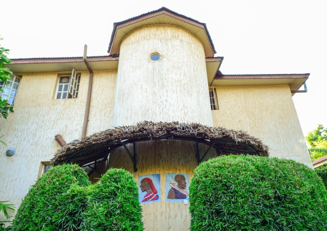 Crest Safari Lodge Bed And Breakfast Arusha Esterno foto