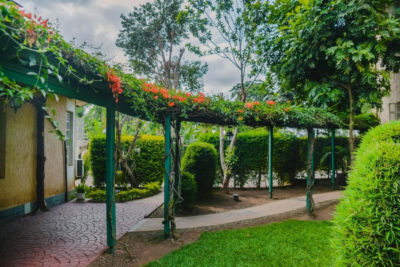 Crest Safari Lodge Bed And Breakfast Arusha Esterno foto